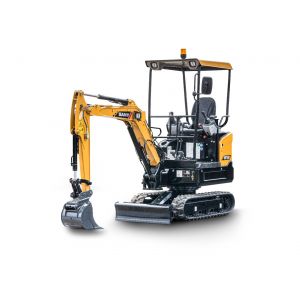 Mini excavator SANY SY16C cu acoperiș deschis, prezentat pe fundal alb, cu șenile de cauciuc, lamă frontală coborâtă și cupa orientată în jos.