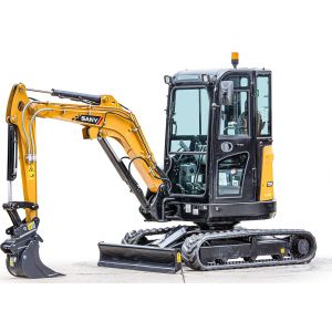 Mini excavator SANY SY26U prezentat pe fundal alb, cu cabină complet închisă, lamă frontală coborâtă și brațul poziționat lateral.