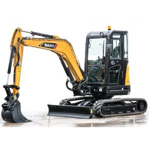 Vedere clară lateral-dreapta a mini excavatorului SY35U pe fundal alb, cu lamă frontală coborâtă și cabină închisă cu geamuri panoramice.