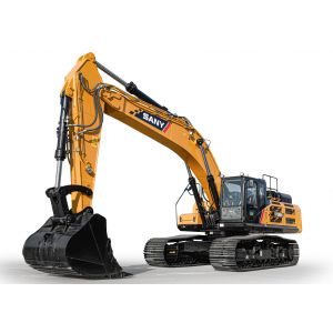 Excavator SANY SY500H cu brațul mare extins și cupa de excavație plină, prezentat pe fundal alb cu șenilele de cauciuc complet vizibile.