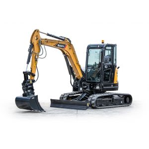 Mini excavator SANY SY50U, prezentat pe fundal alb cu brațul coborât și cupa orientată în față; șenile din cauciuc și cabină închisă panoramică.