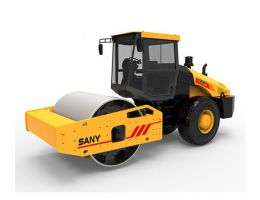 Cilindru compactor SANY SSR130C, echipat cu o roată mare și solidă, utilizat pentru lucrări de compactare pe șantiere de construcție. Mașina are un design robust, cu cabină protejată pentru operator și roți de compacare mari, ideale pentru asfalt și alte 