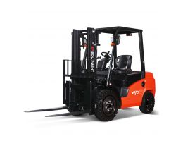 Stivuitor roșu EP Equipment cu furci coborâte, văzut din față și lateral, pe fundal alb