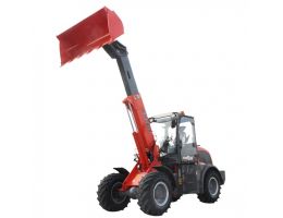 Încărcător telescopic Everun ER2500 cu brațul ridicat și cupa în poziție de încărcare, prezentat din lateral. Se observă roțile de mari dimensiuni și cabina deschisă.