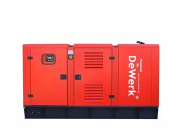 Generator industrial roșu, inscripționat vertical cu „Powered by DeWerk”, având trei compartimente frontale: unul cu panou de control digital în stânga, unul central cu grile de ventilație și unul drept cu mâner superior, montat pe un suport negru.

