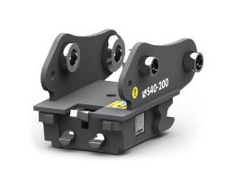 Cuplă rapidă de tip Nordic System, model S40-200, utilizată pentru atașarea rapidă a uneltelor pe utilaje de construcții. Realizată din oțel rezistent, cu patru puncte de prindere circulare, finisaj gri închis și etichete tehnice vizibile.