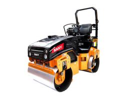 Cilindru compactor SANY SRT50C-10, echipat cu două role mari, vizibil din față, cu un design compact, ideal pentru lucrări de compactare pe șantiere de construcție. Mașina are o cabină deschisă, cu scaun pentru operator, și un motor puternic pentru perfor