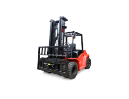 Stivuitor industrial roșu marca EP Equipment, cu furci ridicate și cabină deschisă, privit din unghi frontal lateral.
