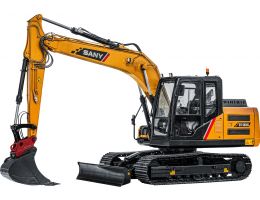 Excavator SANY SY135C cu cabină închisă și cupă mare de excavare, prezentat pe fundal alb, cu șenile de cauciuc și brațul ridicat