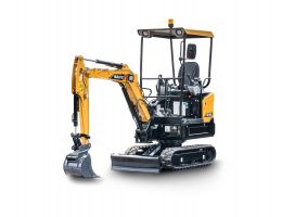 Mini excavator SANY SY16C cu acoperiș deschis, prezentat pe fundal alb, cu șenile de cauciuc, lamă frontală coborâtă și cupa orientată în jos.