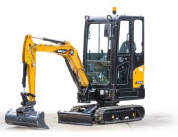 Mini excavator SANY SY18C cu cabină complet închisă, șenile de cauciuc și cupă de săpătură, prezentat pe fundal alb