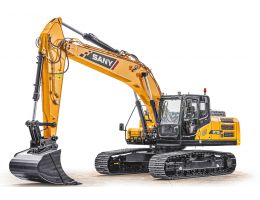 Excavator SANY SY215C cu brațul extins, cu cupa mare de excavație în față și șenile de cauciuc, prezentat pe fundal alb.