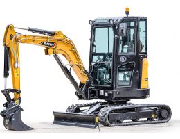 Mini excavator SANY SY26U prezentat pe fundal alb, cu cabină complet închisă, lamă frontală coborâtă și brațul poziționat lateral.