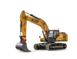 Excavator SANY SY365C prezentat pe fundal alb, cu cupă frontală mare și braț hidraulic extins în poziție verticală; utilaj robust pe șenile, gata de lucru.