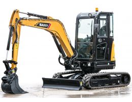 Vedere clară lateral-dreapta a mini excavatorului SY35U pe fundal alb, cu lamă frontală coborâtă și cabină închisă cu geamuri panoramice.