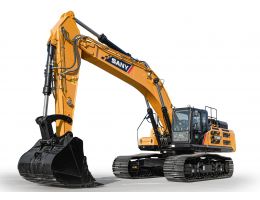 Excavator SANY SY500H cu brațul mare extins și cupa de excavație plină, prezentat pe fundal alb cu șenilele de cauciuc complet vizibile.