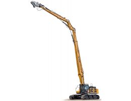 Excavator de mare înălțime SANY SY500HRD, cu braț telescopic complet extins, echipat cu unealtă de demolare, prezentat pe fundal alb.