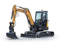 Mini excavator SANY SY50U, prezentat pe fundal alb cu brațul coborât și cupa orientată în față; șenile din cauciuc și cabină închisă panoramică.