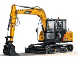 Excavator compact SANY SY75C prezentat pe fundal alb, cu cabină complet închisă, șenile din cauciuc și braț articulat cu cupă de săpătură