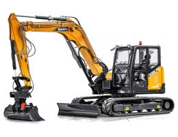 Excavator compact SANY SY80U pe șenile, prezentat pe fundal alb, cu cupă frontală și lamă de nivelare jos, cabină spațioasă și design galben cu detalii negre.