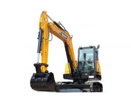 Excavator SANY SY60U, cu brațul ridicat vertical și cupa frontală orientată spre sol, fotografiat pe fundal alb.