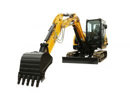 Excavator SANY SY60C pe șenile, cu cabină complet închisă și cupă de săpătură mare, poziționat pe fundal alb în unghi frontal lateral.