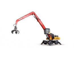 Stivuitor SANY 4535G5-P cu braț telescopic complet extins, ridicând un container pe un teren de șantier portuar.
