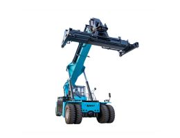 Stivuitor SANY 4545G5 cu braț telescopic complet extins, ridicând un container pe un teren de șantier portuar