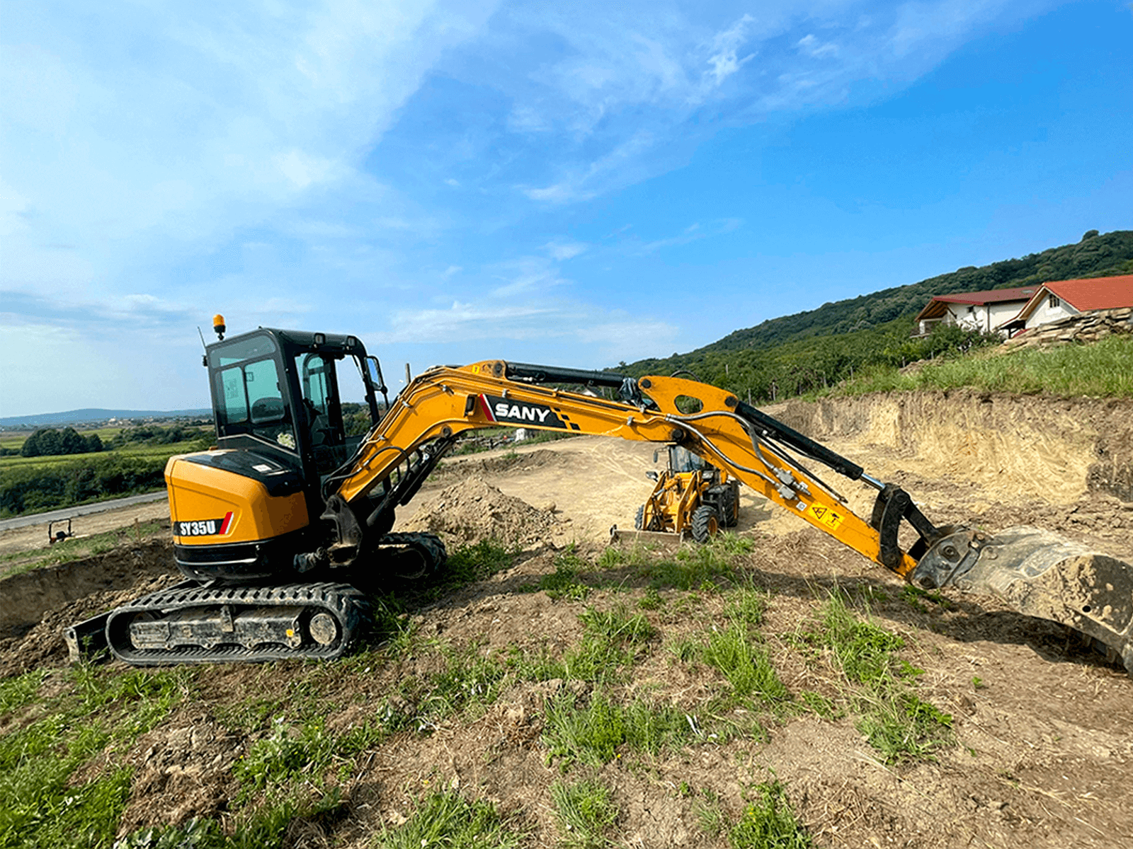 Prea Mare Pentru Buldozer, Prea Greu Pentru Lopată? Mini Excavatorul SANY E Soluția